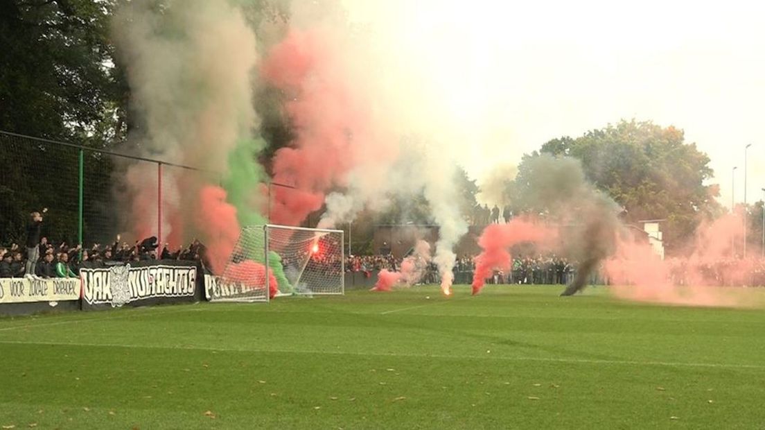 Vuurwerk bij de training voor de laatste derby