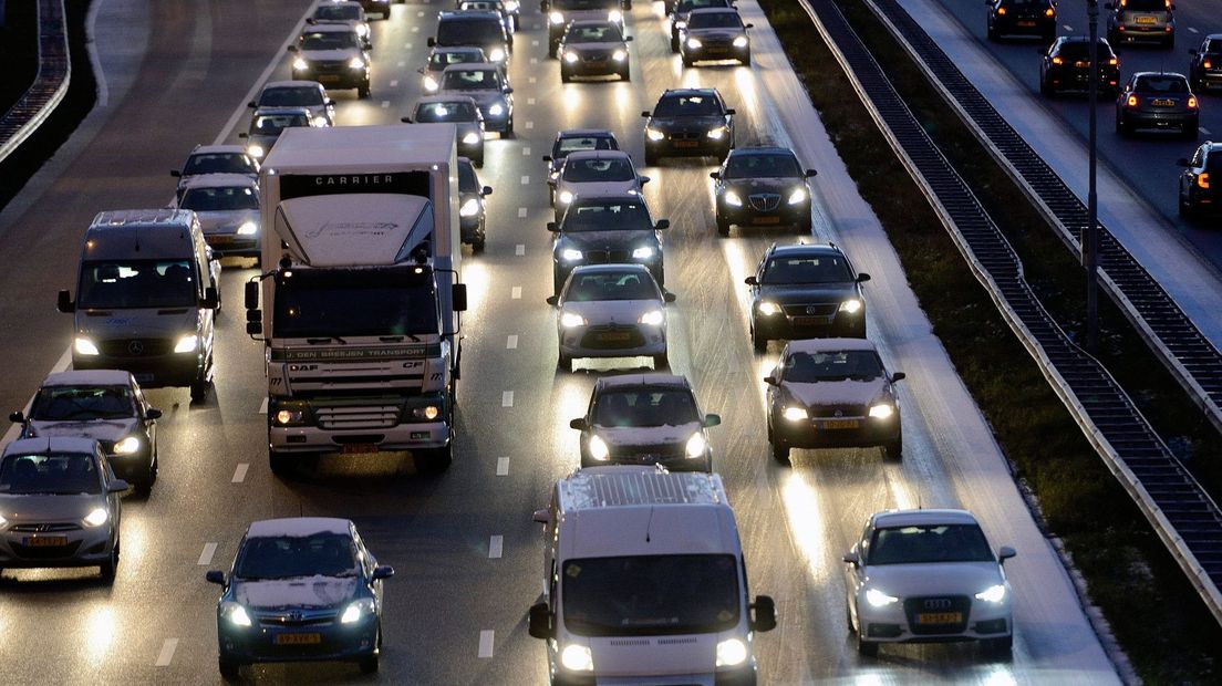 Het verkeer krijgt dinsdag mogelijk last van winterse buien.