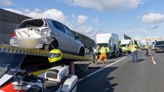 Ongeluk met bakwagen en auto op snelweg. Ongeluk met bakwagen en auto op snelweg.