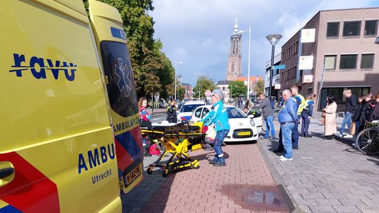 Fietser gewond na botsing met auto net buiten centrum Amersfoort. Fietser gewond na botsing met auto net buiten centrum Amersfoort.