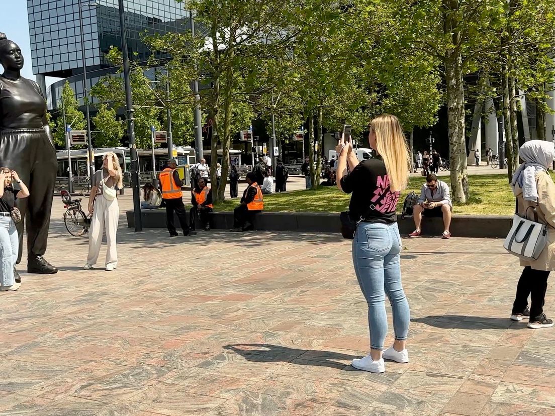 Veel mensen willen op de foto met het nieuwe beeld voor Centraal Station