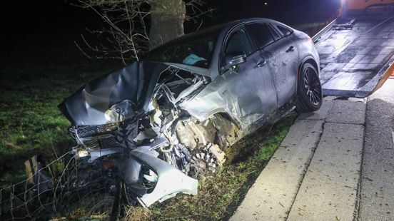 Auto botst tegen boom • scooterrijder gewond