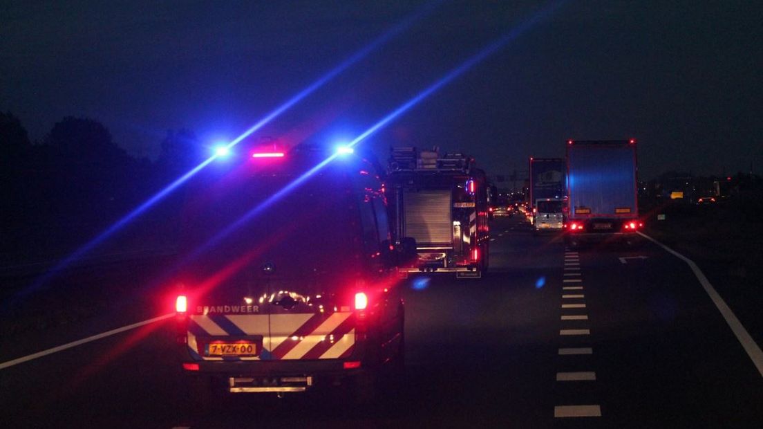 Door een botsing tussen een auto en een vrachtwagen op de A15 bij Andelst kon het verkeer lange tijd alleen over de vluchtstrook.