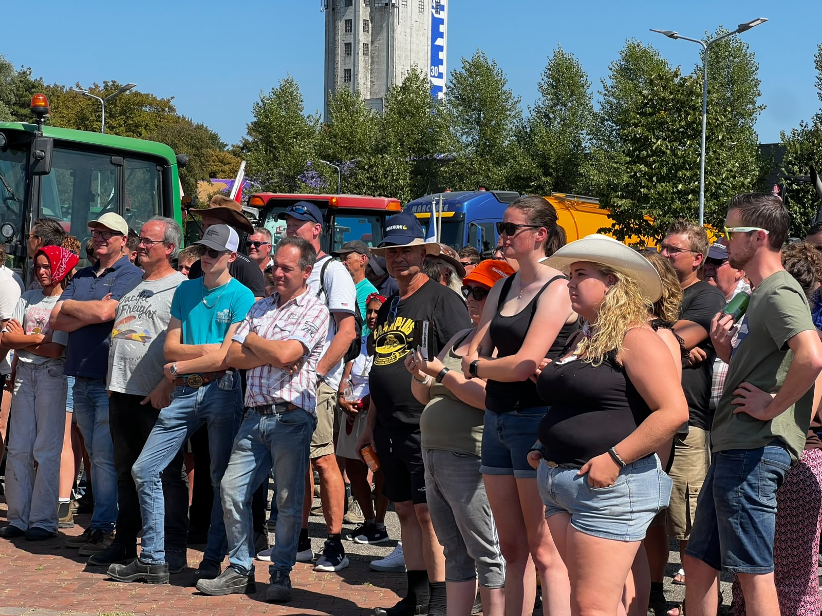 Boerenprotest N59 begint met minuut stilte na dodelijk ongeval in Brabant, boeren zullen harder rijden