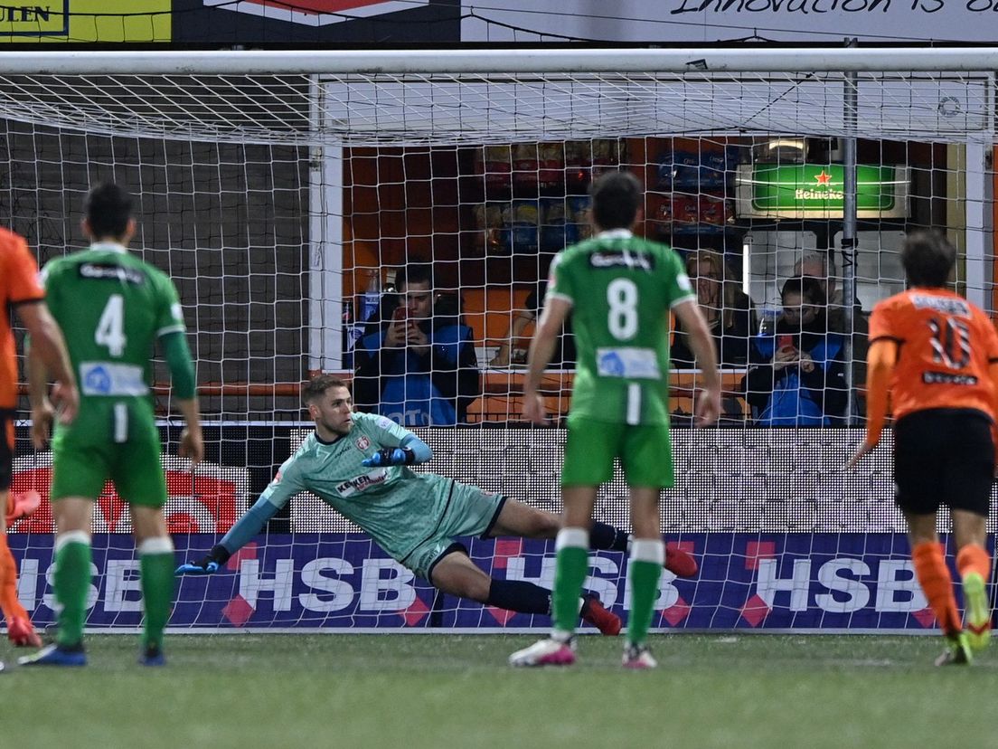 FC Dordrecht-keeper Liam Bossin duikt de verkeerde hoek in bij een benutte strafschop van FC Volendam