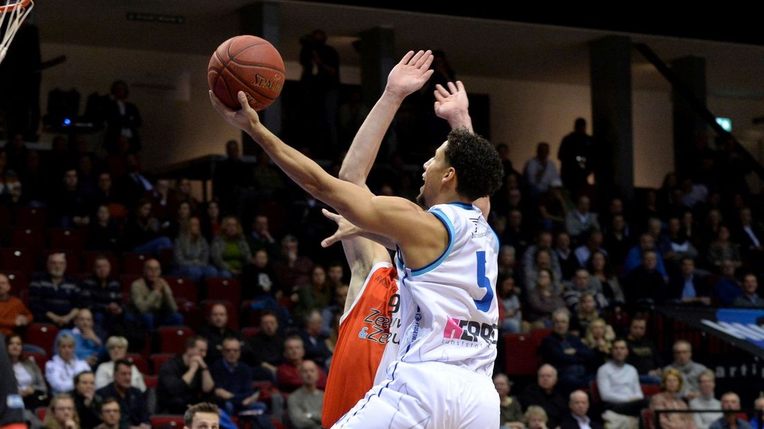 Leon Williams namens Donar op weg naar een score tegen Feyenoord