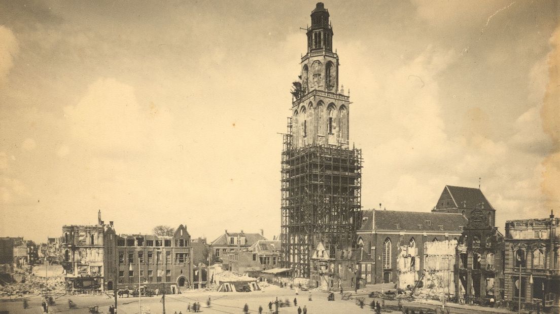 De Martinitoren op de kapotgeschoten Grote Markt, in 1945