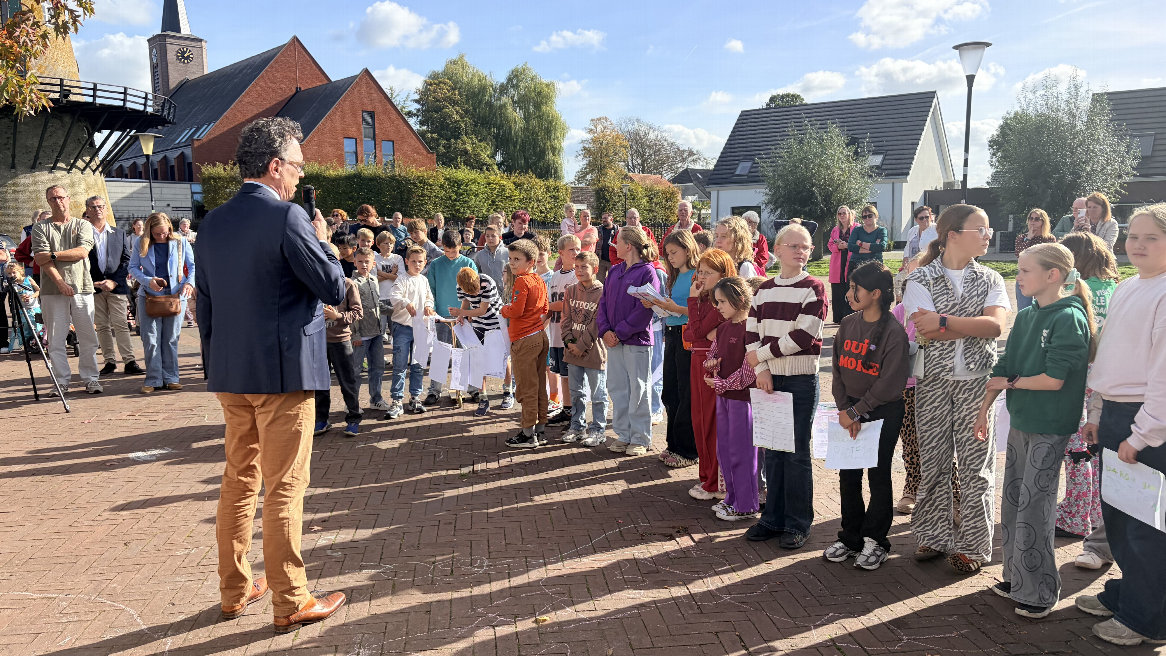Kinderen in Hoek protesteren voor nieuwe school: 'Wij willen leren, daarom gaan we protesteren'