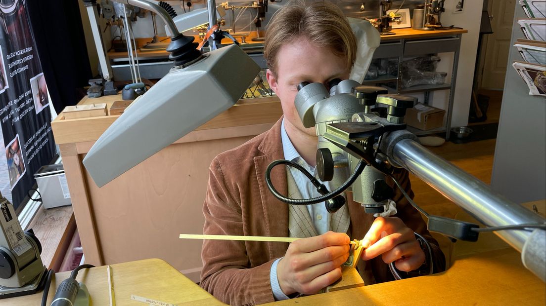 De afwerking van de horloge gebeurt met de hand