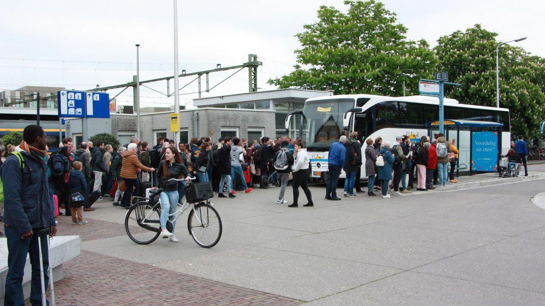 De NS zet bussen in tussen Meppel en Zwolle (Rechten: De Vries Media)