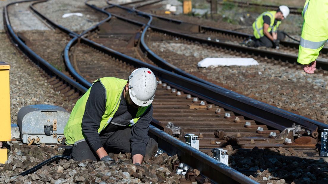 Medewerker ProRail installeert 'smeerpot'