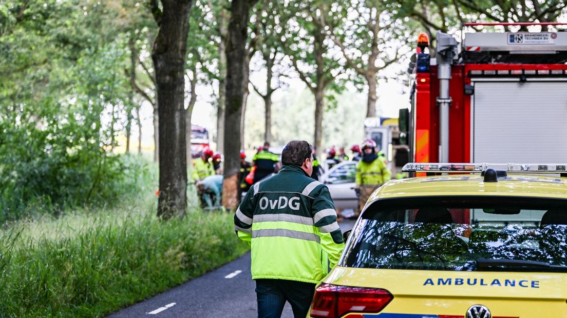 Hulpdiensten bij het ongeluk in Woudbloem