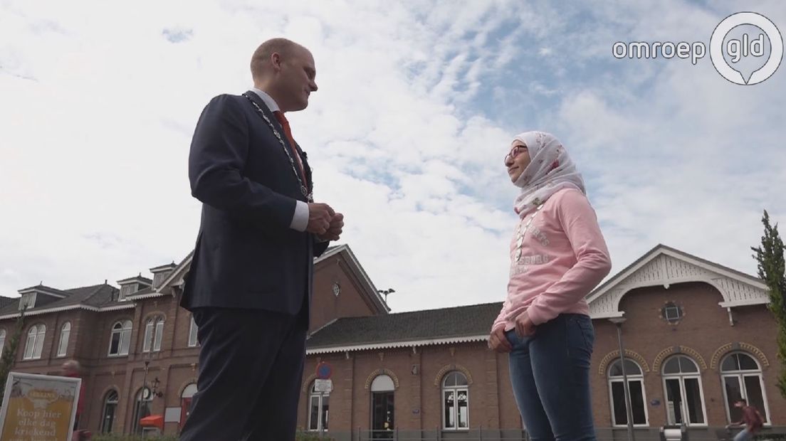 Pas 12 jaar, maar nu al weten dat je burgemeester in Nederland wilt worden. Het is de droom van de 12-jarige Syrische asielzoekster Rahaf Alchaar in Winterswijk.