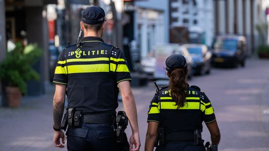 Foto: Wapens en munitie gevonden in huis, bewoners opgepakt