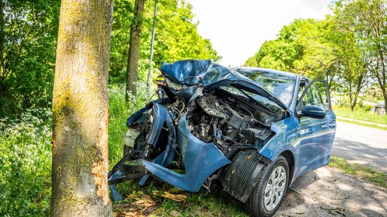 Auto rijdt tegen boom, bestuurder naar ziekenhuis
