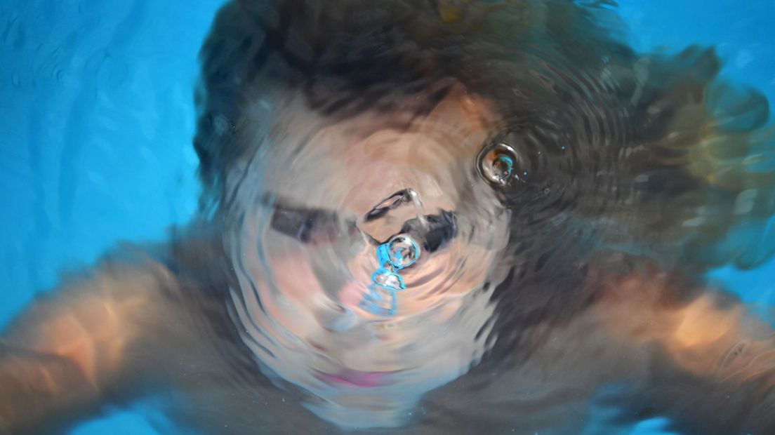Een meisje in een zwembad. | Foto ANP