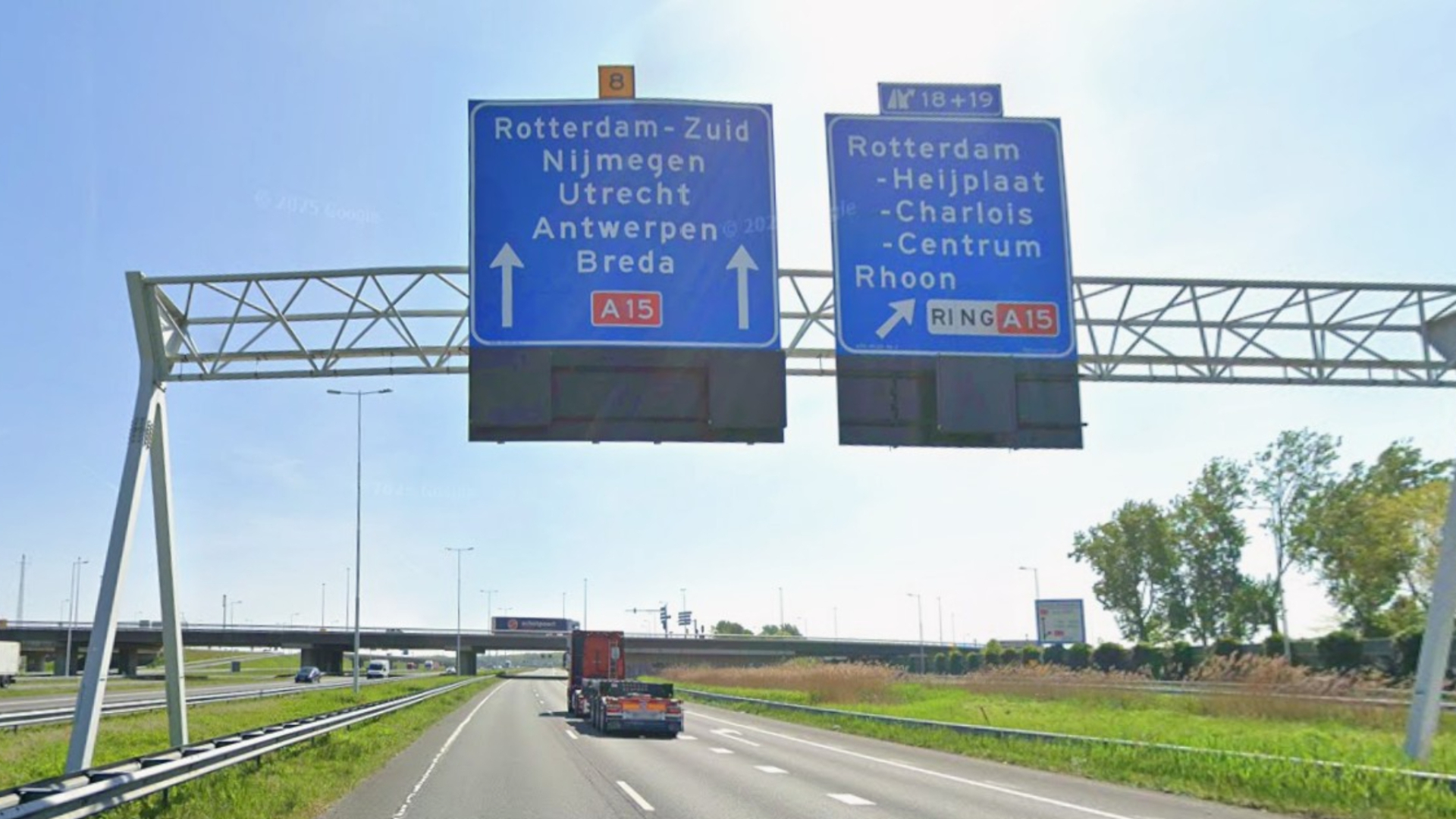 De hoofdrijbaan van de A15 vanuit de Europoort naar Ridderkerk is vanaf dit punt dicht.