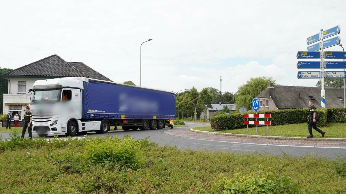 Verkeerschaos rond Dieverbrug na vrachtwagen met pech op rotonde