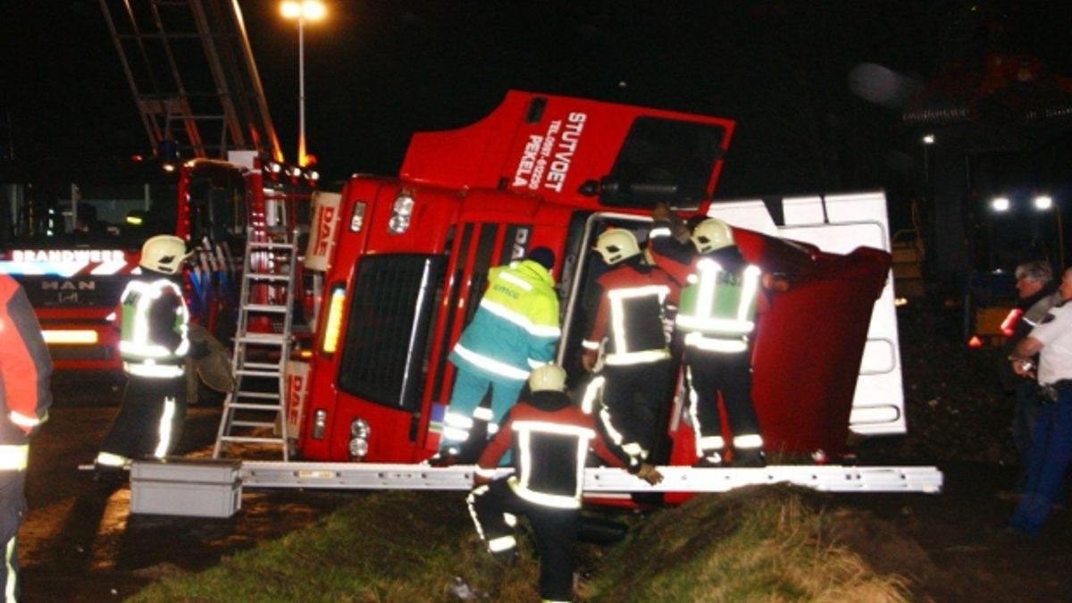 Vrachtwagen met suikerbieten gekanteld