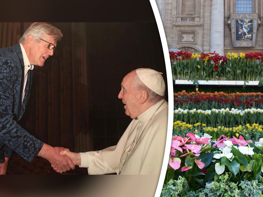 Bloemist Piet van der Burg schudt de paus de hand. Rechts de bloemenzee op het Vaticaanplein
