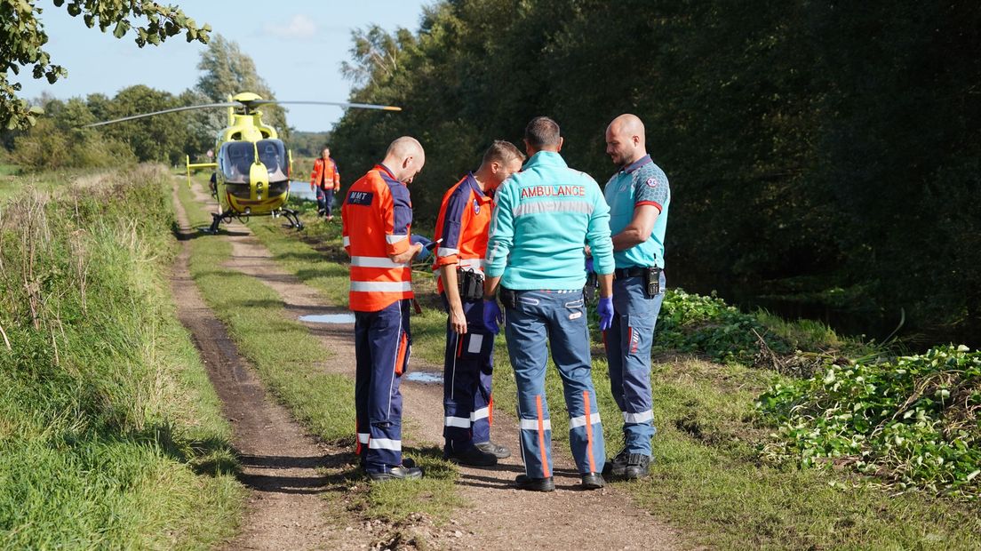 Hulpdiensten bij de sloot in Paterswolde