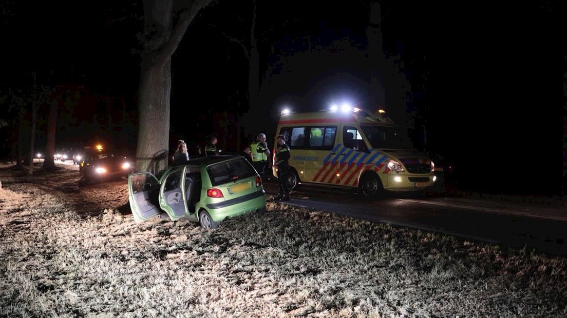 Automobilist raakt gewond bij botsing tegen boom bij Den Ham