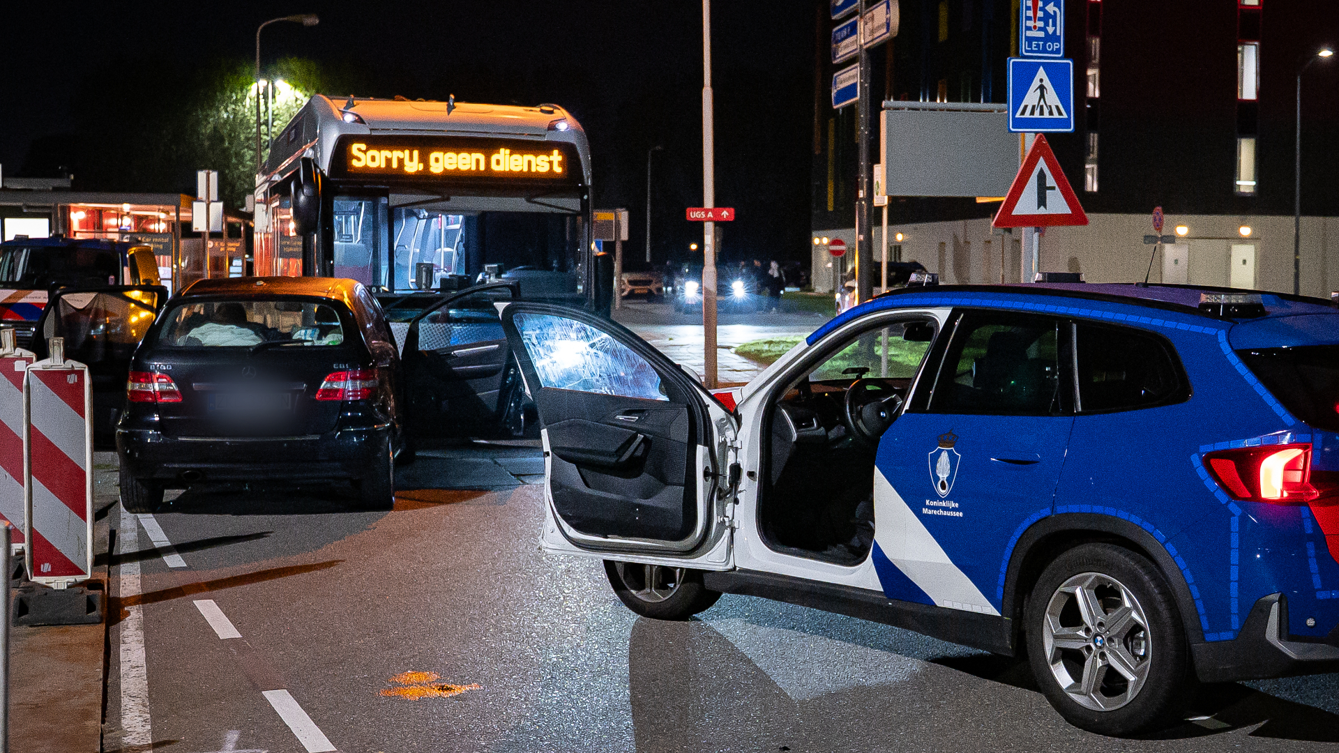 De vrouw raakte met haar auto de wagen van de marechaussee en een lijnbus.