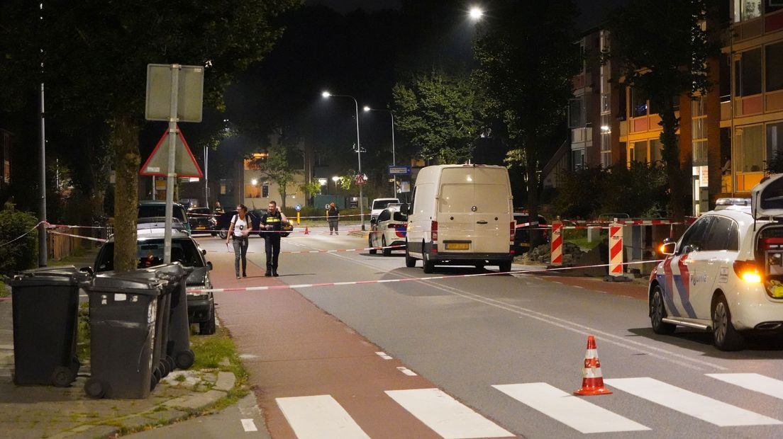 De politie heeft de straat rond het busje afgezet