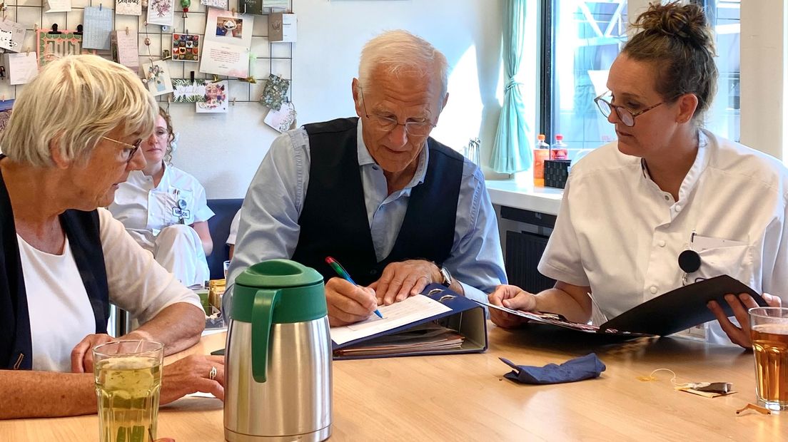 Mineke Siemons tijdens haar werk in het UMCG