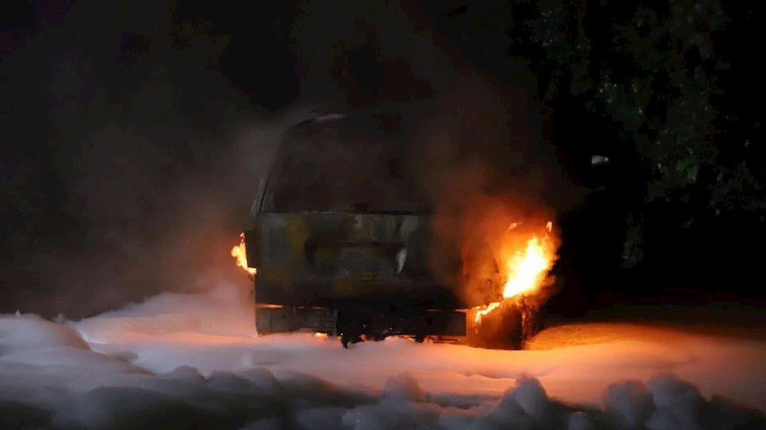 Auto verwoest door brand in Kampen