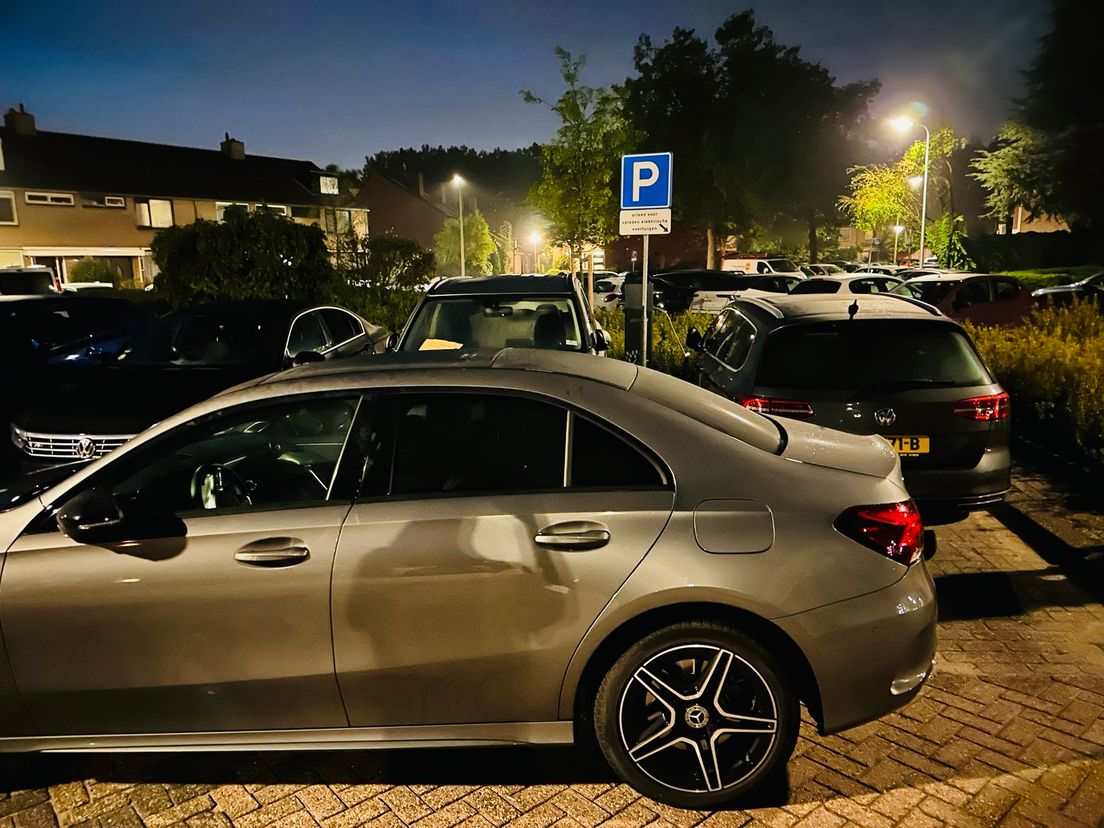 Boze automobilist blokkeert drie andere voertuigen