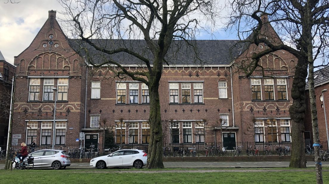 Het tijdelijke stadhuis aan de Radesingel in Stad