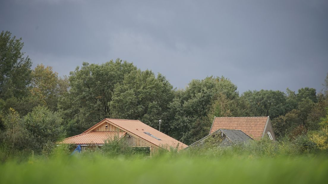 Persoonlijke spullen worden uit de boerderij  in Ruinerwold gehaald (Rechten: Andries Ophof/RTV Drenthe)