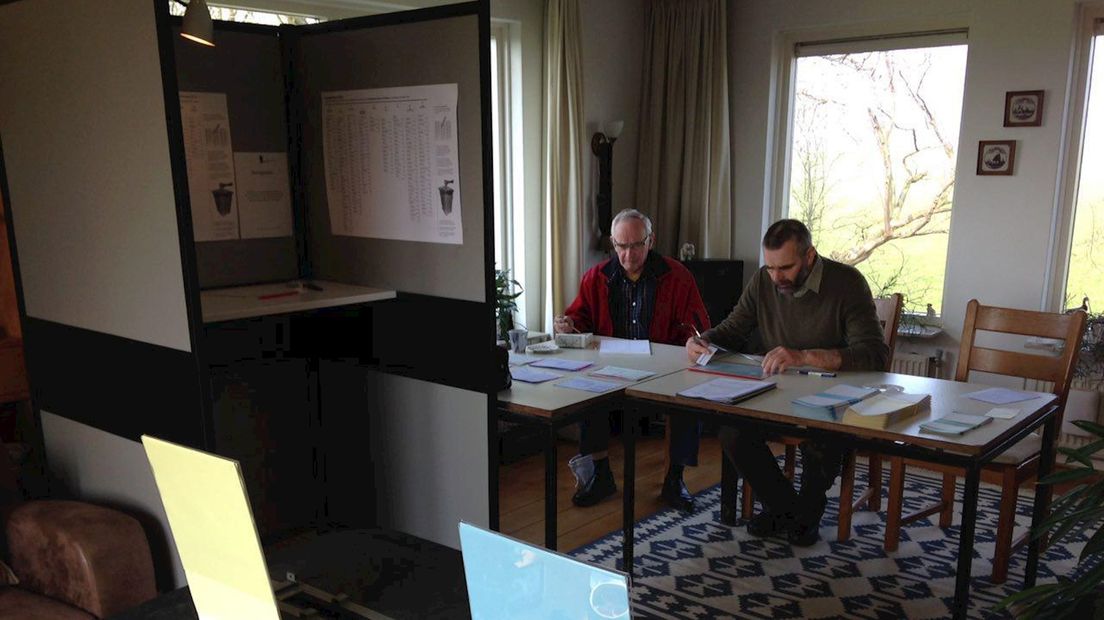Deze woonkamer is het kleinste stembureau van Nederland