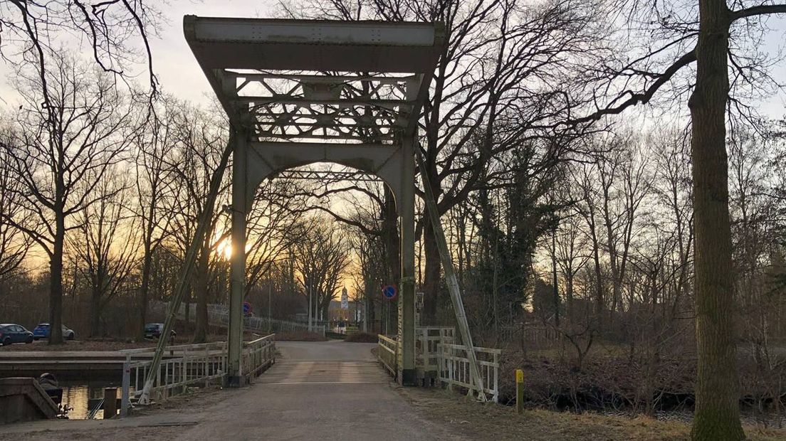 De brug bij de Slochterhaven met op de achtergrond de Fraeylemaborg