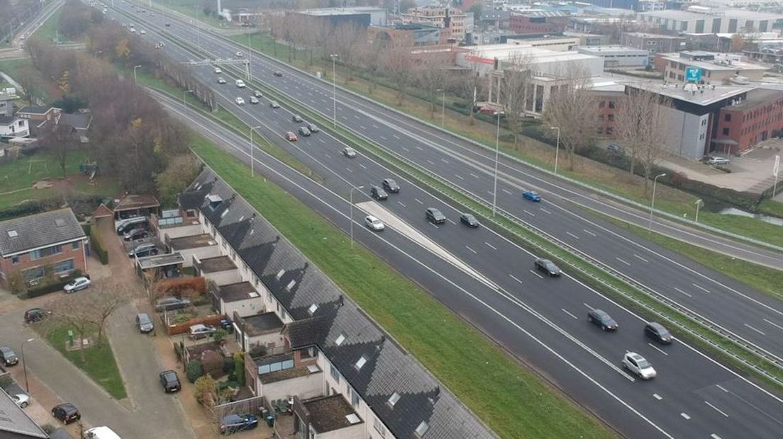 Woningen in de geluidswal.