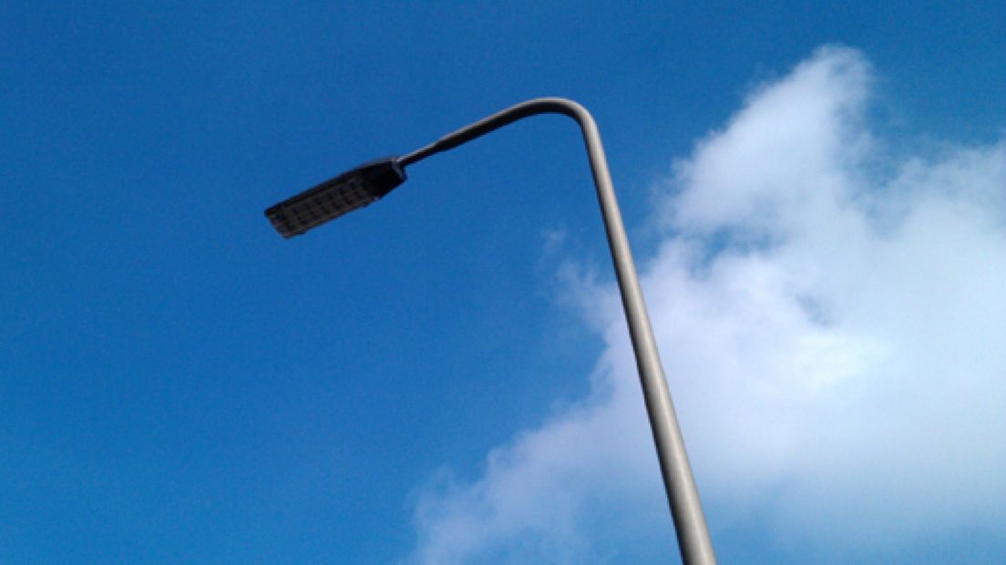 In delen van de Achterhoek en de Liemers brandt de straatverlichting al meer dan een week onafgebroken, dat komt door een storing.
