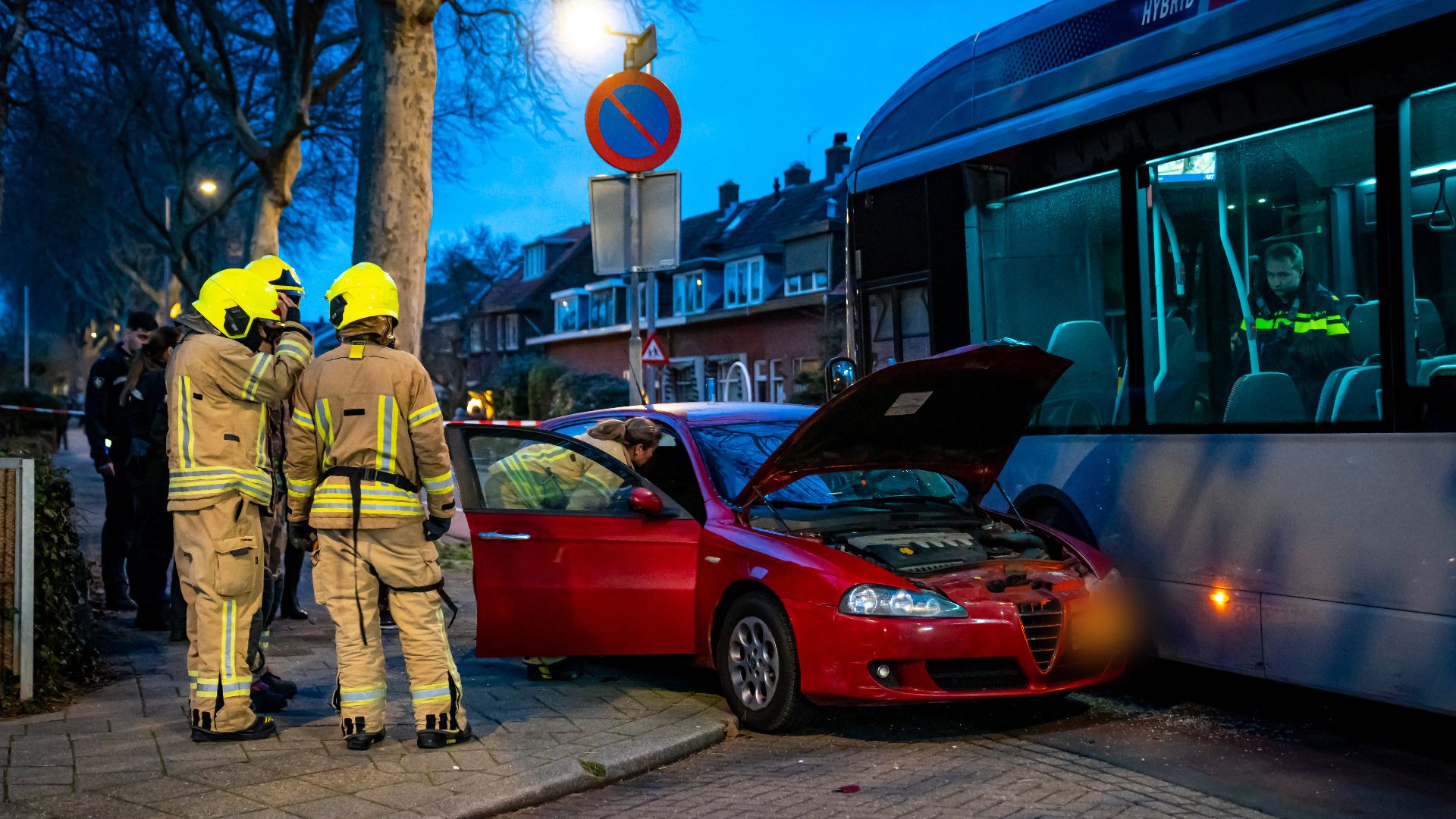 Automobilist Onder Invloed Ramt Stadsbus In Rotterdam, Drie ...