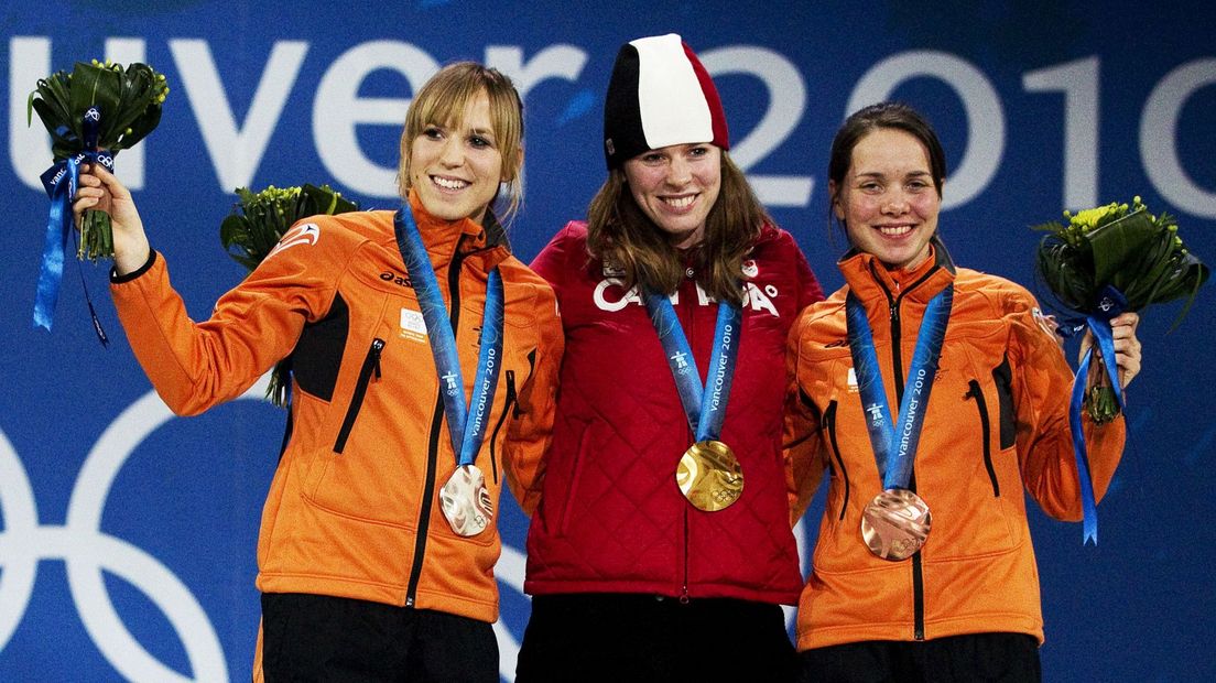 Laurine van Riessen (r) met haar bronzen olympische medaille in 2010