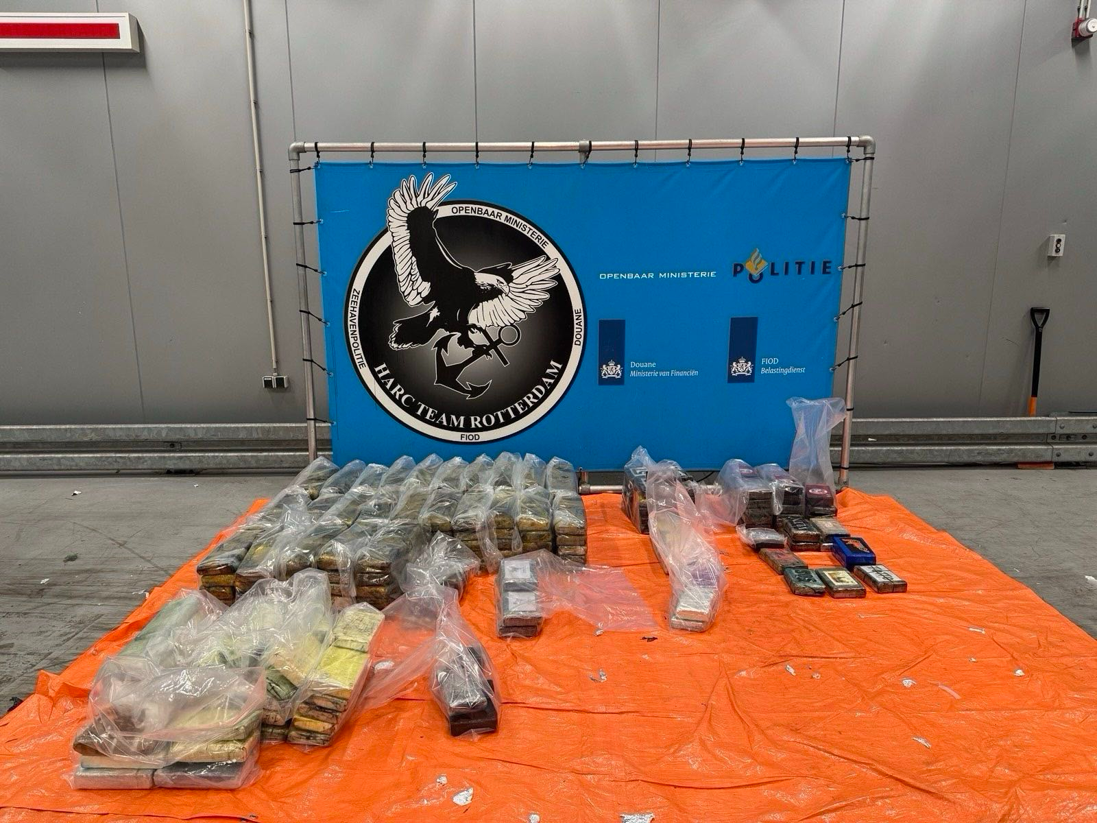 Deze partij van 365 kilo cocaïne komt bovenop een eerder bekendgemaakte vondst van ruim 1400 kilo op dezelfde dag.