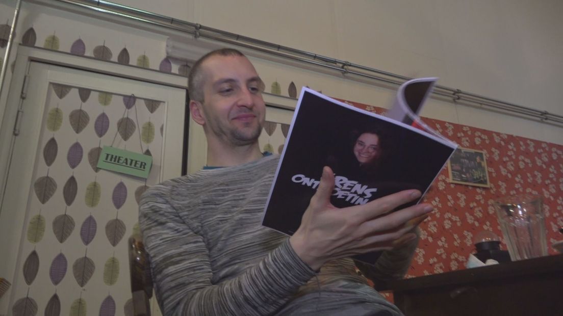 Trotse Glenn Salvesen bladert voor het eerst door het magazine