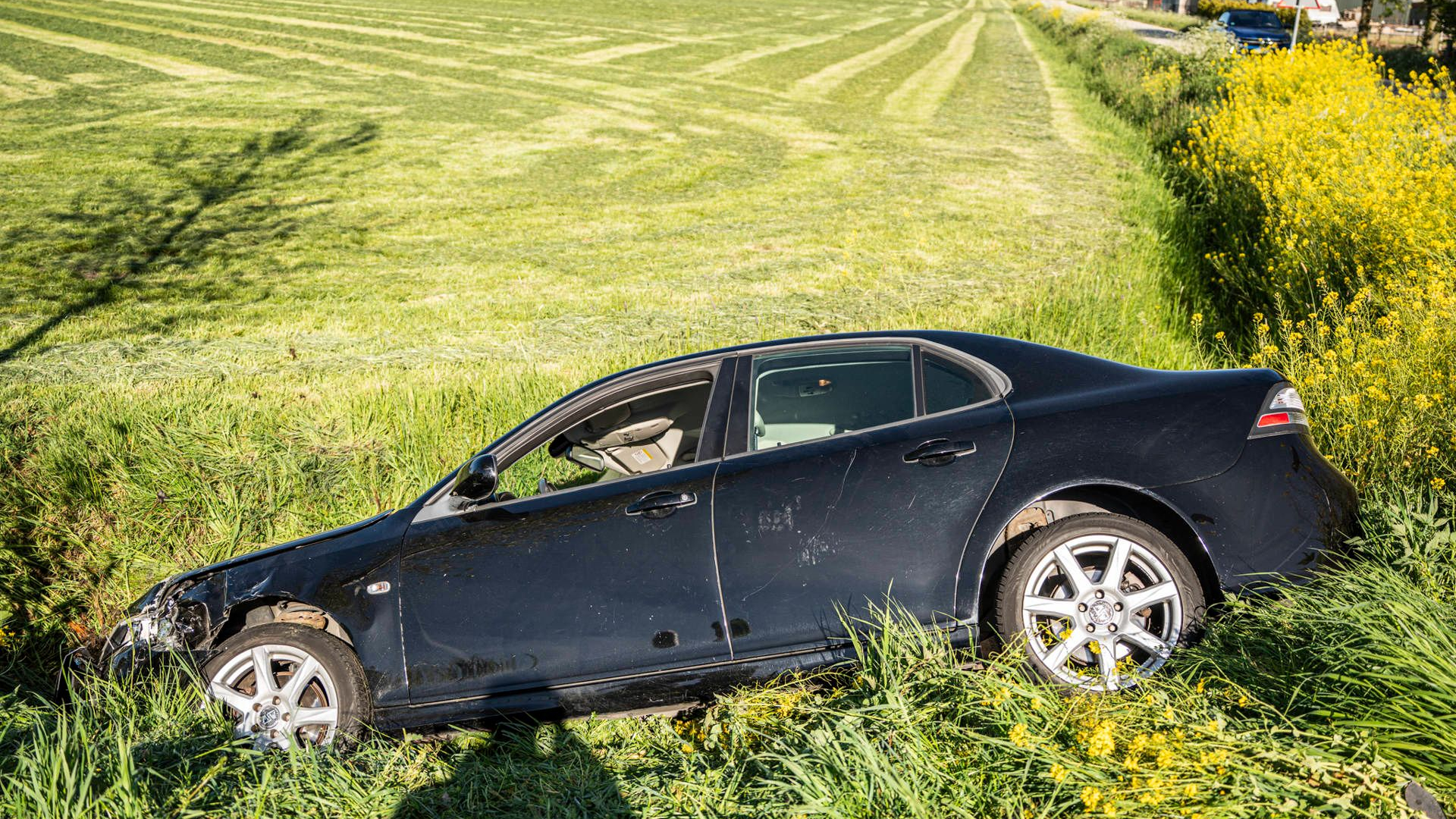 In sloot na botsing • auto brandt uit