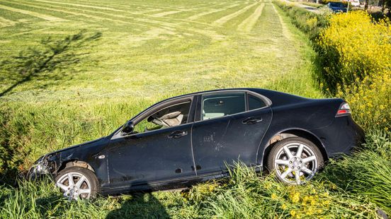 In sloot na botsing • auto brandt uit