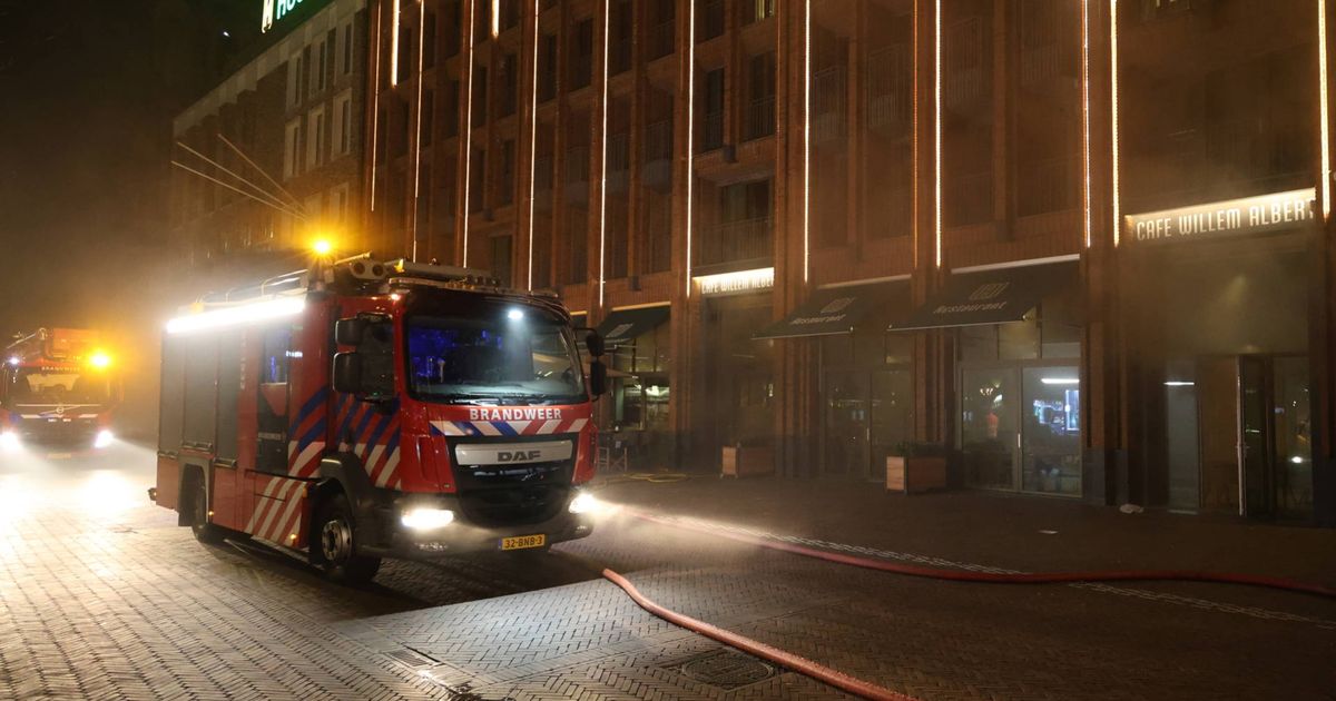 火の後に煙に満ちた街の中心部にあるマーケットホテル、ホテルのゲストは2時間路上にいます：「クラインドラマ」