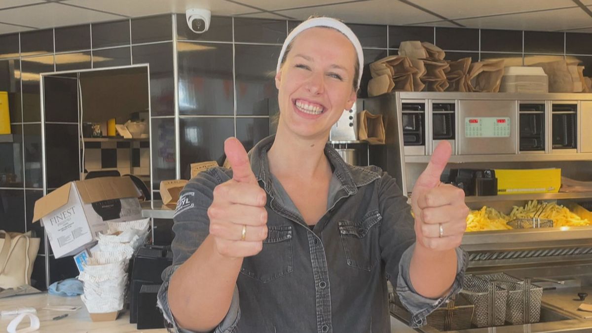 Personeel snackbar loopt met zweetband Memphis Depay: 'Hele dorp doet straks mee'