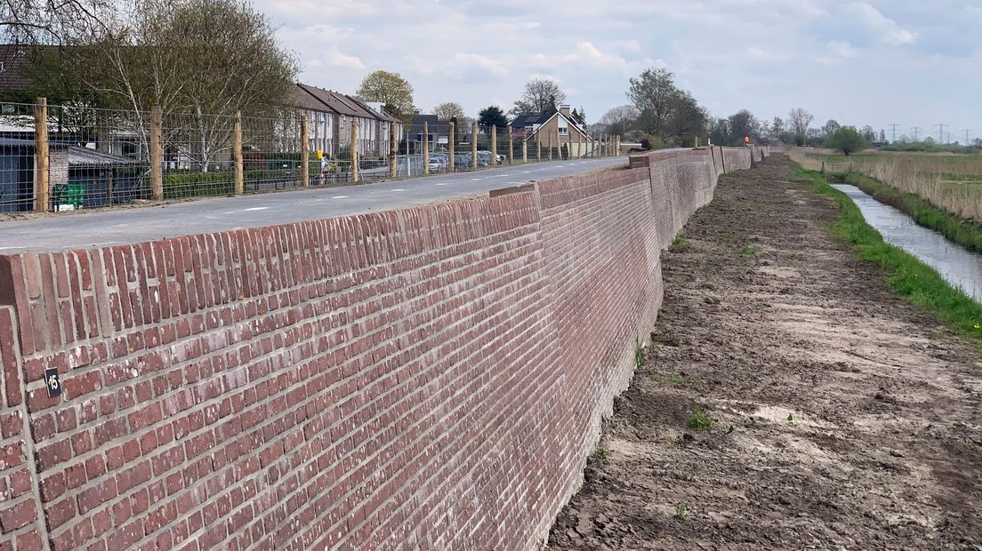 De gerestaureerde en eeuwenoude stenen muur bestaat uit vakken die in vroeger jaren werden onderhouden door boeren en burgers.