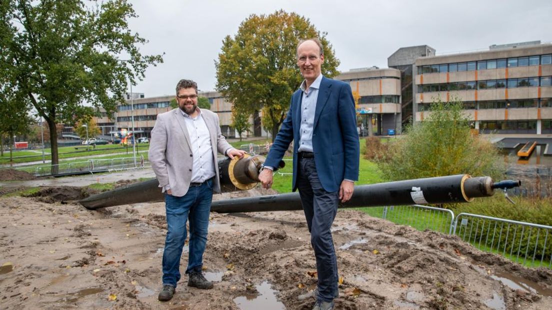 Wethouder Lex Hoefsloot en directeur van Warmtebedrijf Ede Valentijn Kleijnen bij de uitbreiding van het warmtenet op het Raadhuisplein.