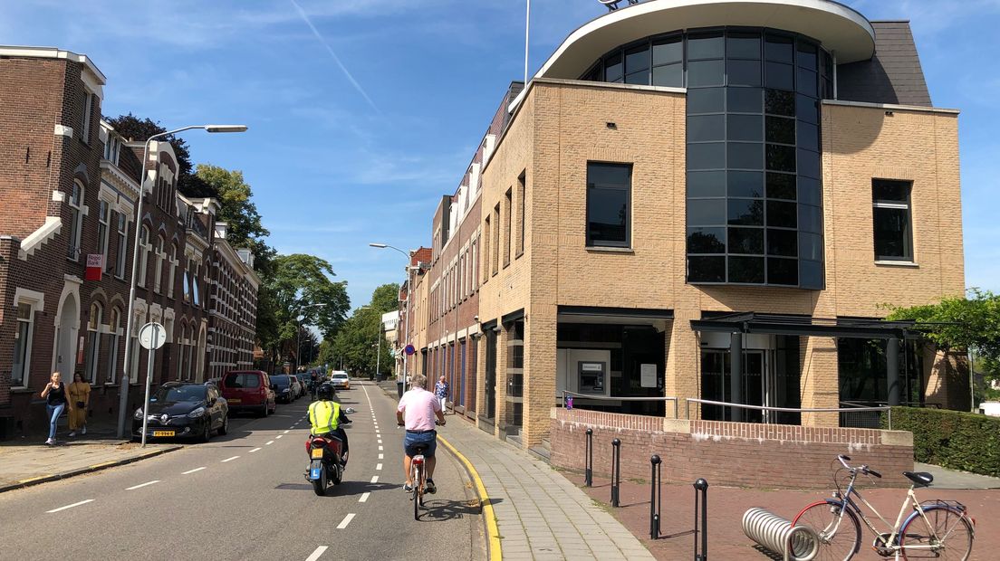 Het winkelend publiek in Tiel kan binnenkort weer wat makkelijker beschikken over cash. Er komt een geldkiosk met pinautomaat bij parkeerplaats Oude Haven aan het begin van winkelstraat de Voorstad in Tiel. De Rabobank heeft in overleg met de gemeente een vergunning aangevraagd om hier zo'n gebouwtje met een geldautomaat te plaatsen.