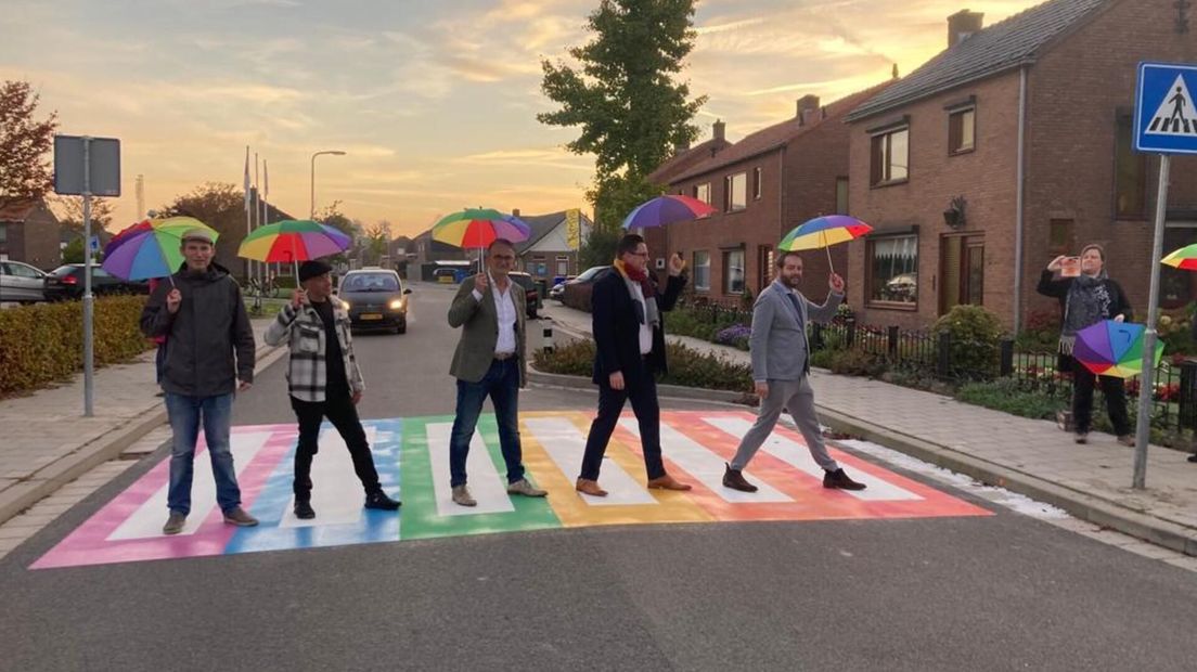 In Westdorpe is het regenboogzebrapad geopend