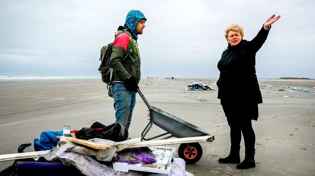 Burgemeester Ineke van Gent neemt een kijkje op het strand van Schiermonnikoog nadat het vrachtschip MSC Zoe in 2019 342 containers verloor